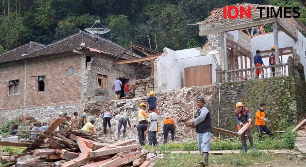 Kondisi rumah Subiyo roboh terbawa longsor. IDN Times/ Riyanto.