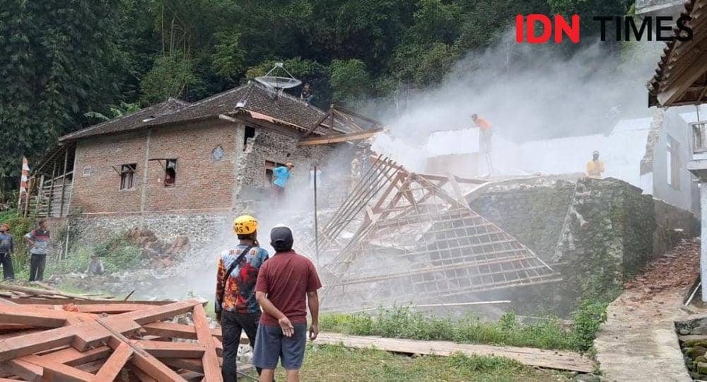 Rumah Warga Magetan Roboh Terseret Longsor, Enam Penghuni Selamat