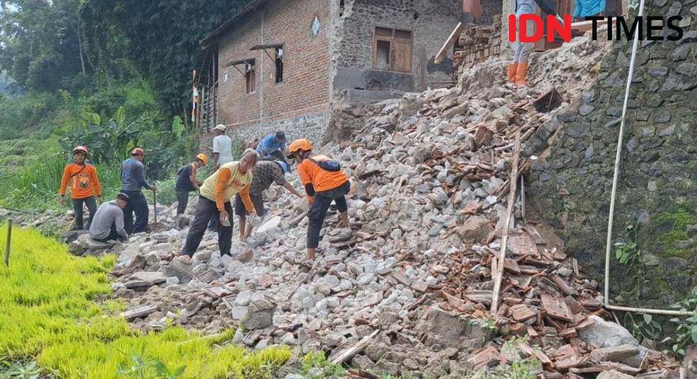 Kondisi rumah Subiyo roboh terbawa longsor. IDN Times/ Riyanto.