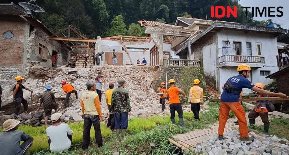 Kondisi rumah Subiyo roboh terbawa longsor. IDN Times/ Riyanto.