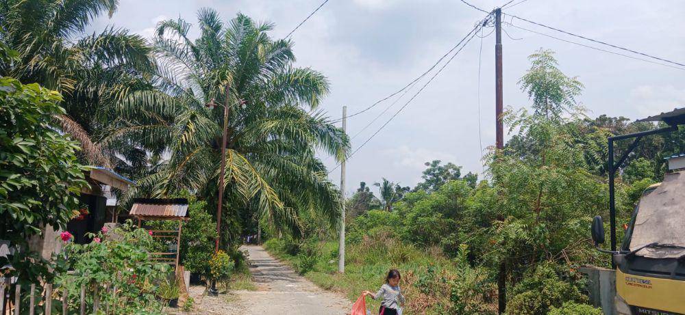 Tiang listrik dari pipa besi, kini mulai diganti dengan tiang beton (IDN Times/ Bambang Suhandoko)