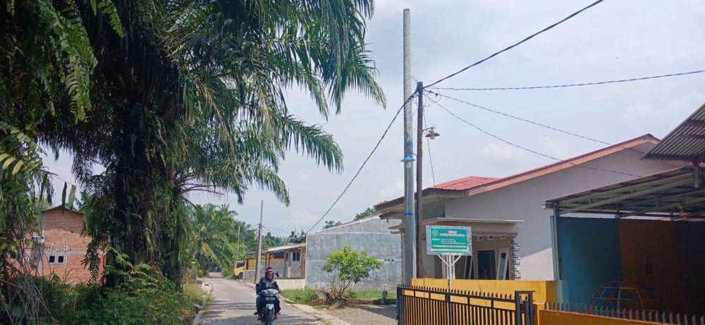 Tiang listrik dari pipa besi, kini mulai diganti dengan tiang beton (IDN Times/ Bambang Suhandoko)