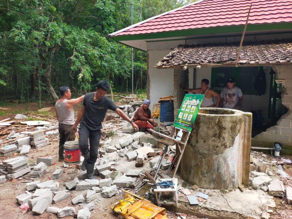 Terpancing Aroma Masakan, Kawanan Gajah Liar Rusak Dapur Pos Jaga TNWK