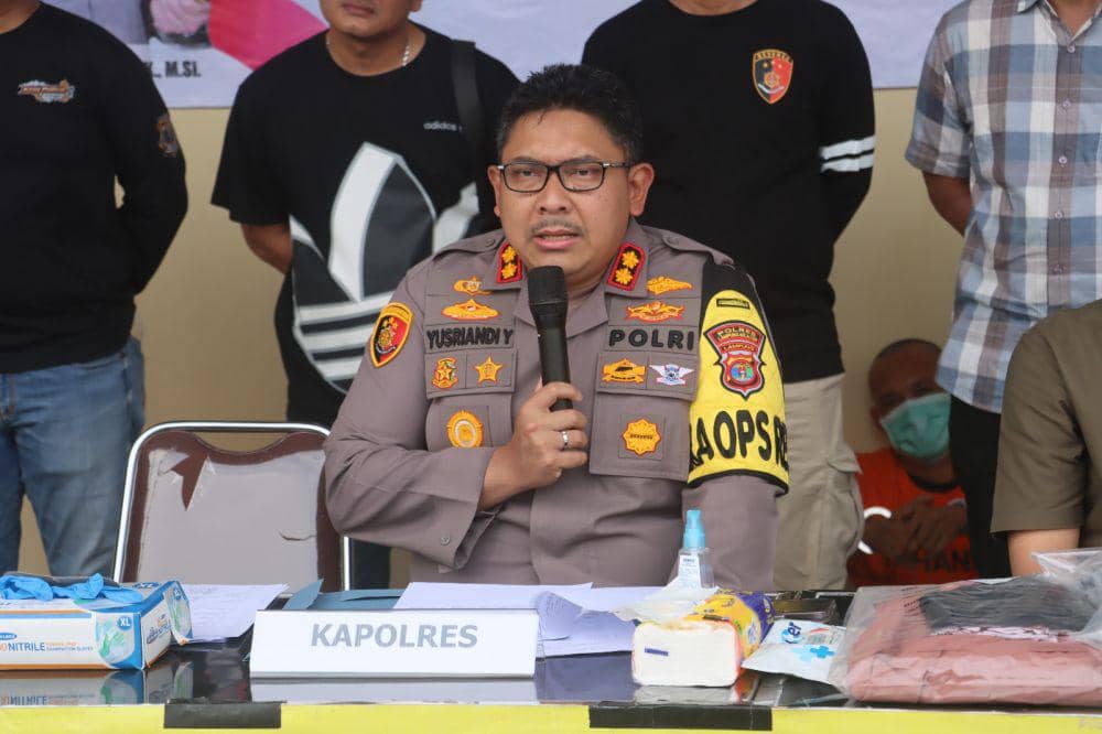 Pelaku Hariyanto menjalani konferensi pers di Polres Lampung Selatan. (Dok. Polres Lampung Selatan).