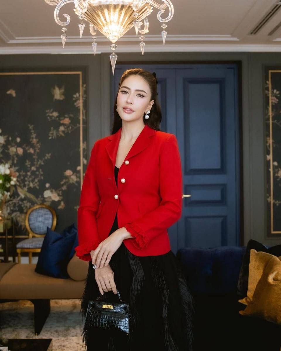 potret ide OOTD pakai blazer beraksen girly ala Sririta Jensen (instagram.com/sriritajensen)