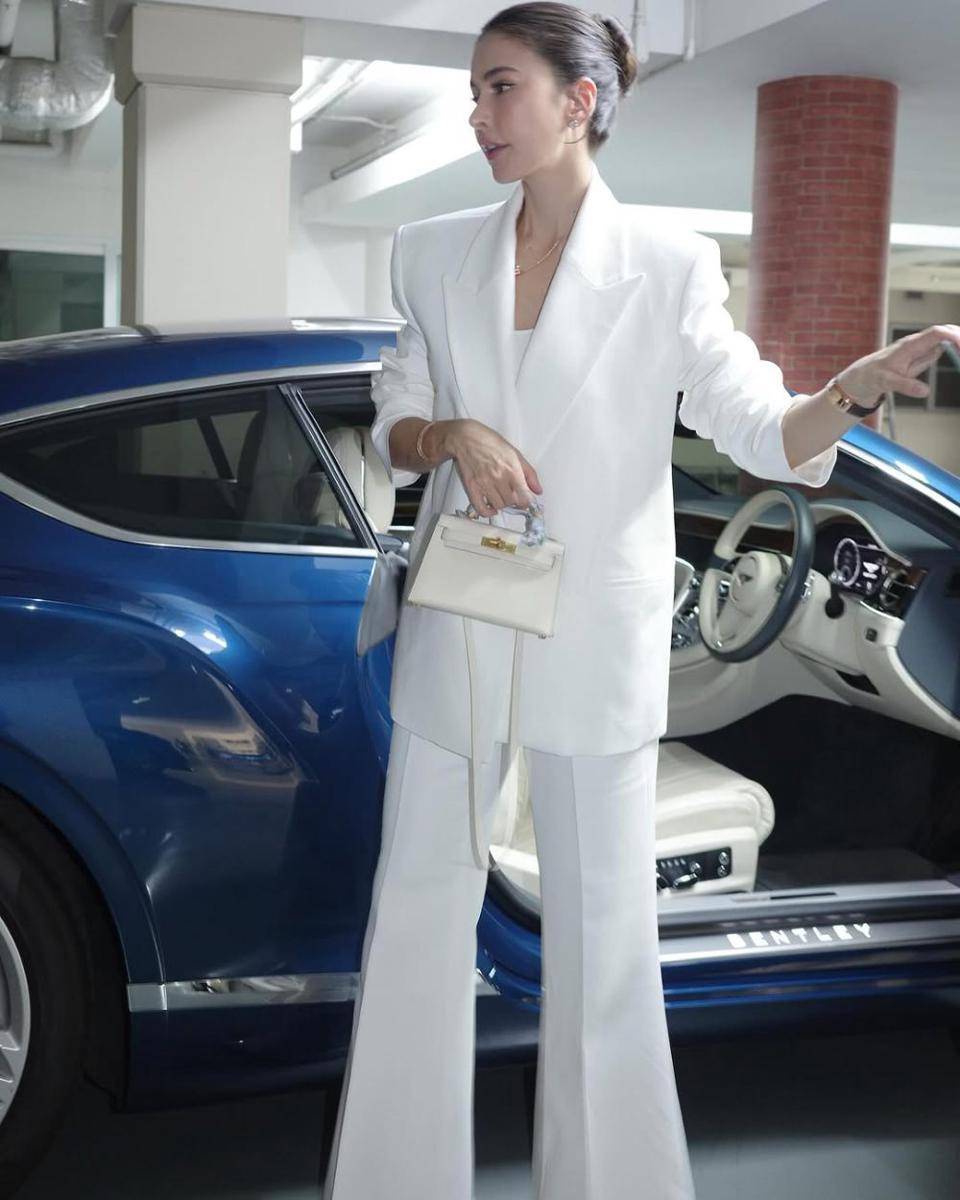 potret ide OOTD pakai blazer beraksen girly ala Sririta Jensen (instagram.com/sriritajensen)