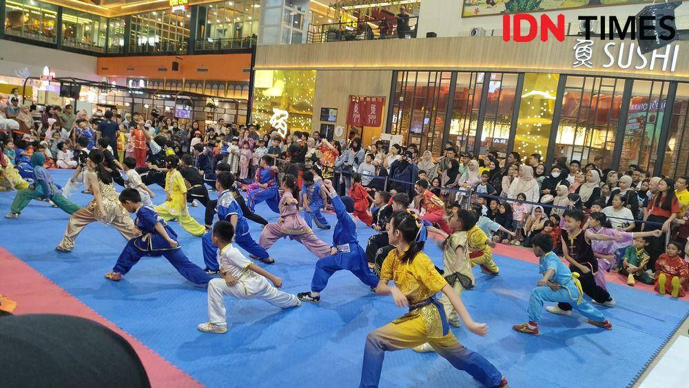 Perunjukkan silat Wushu di mal Botani Square, Sabtu (8/2/2025). (Linna Susanti/IDN Times).