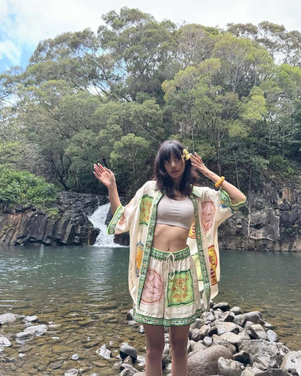 ide outfit one set ala Lisa BLACKPINK (instagram.com/lalalalisa_m)