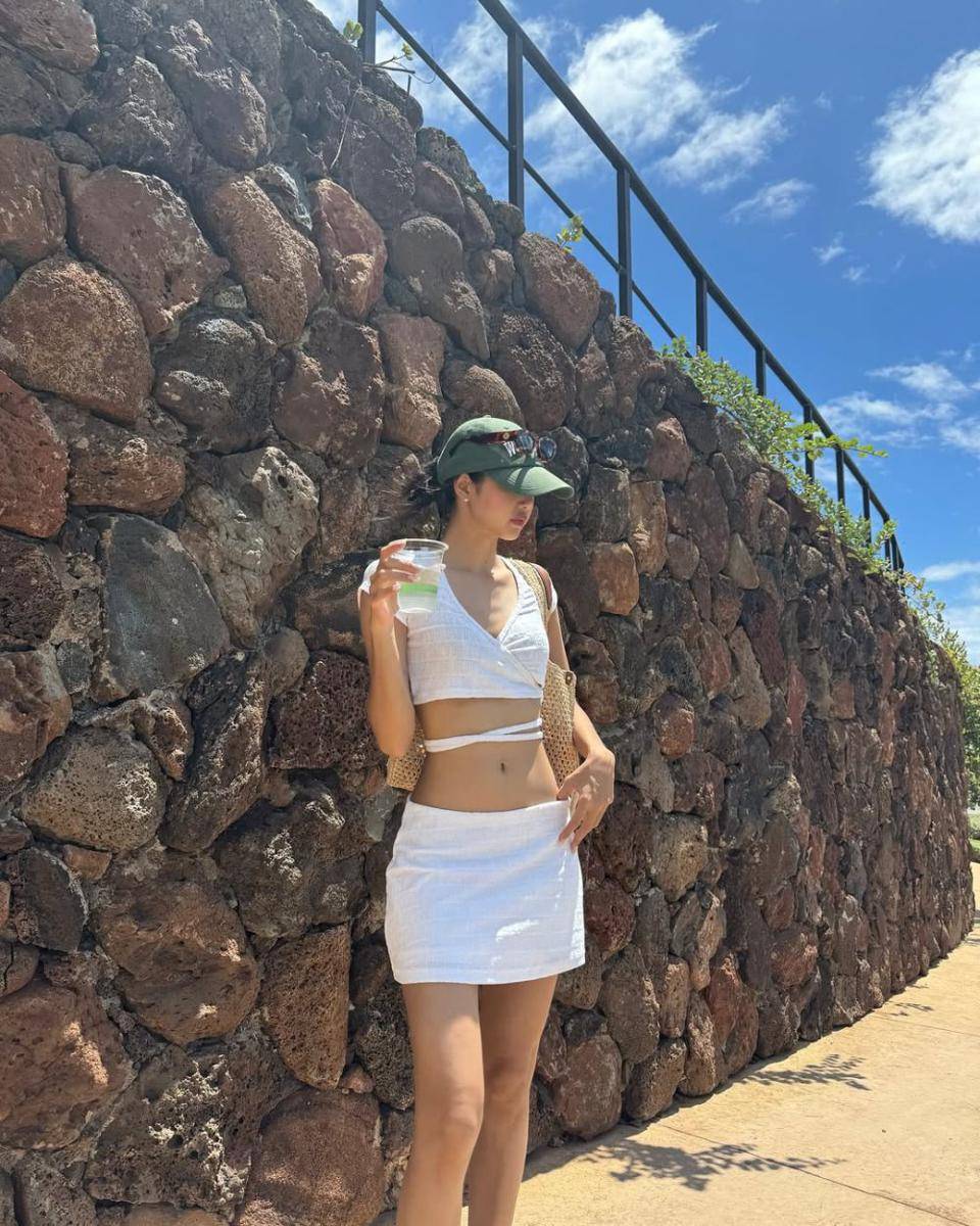 ide outfit one set ala Lisa BLACKPINK (instagram.com/lalalalisa_m)