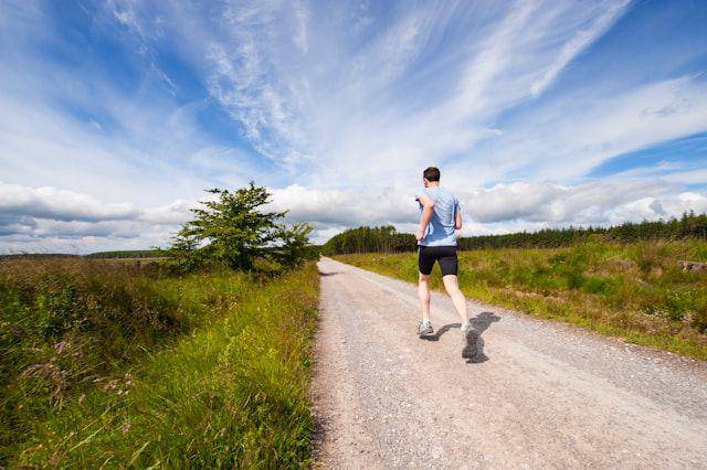 ilustrasi half marathon (unsplash.com/Jenny Hill)