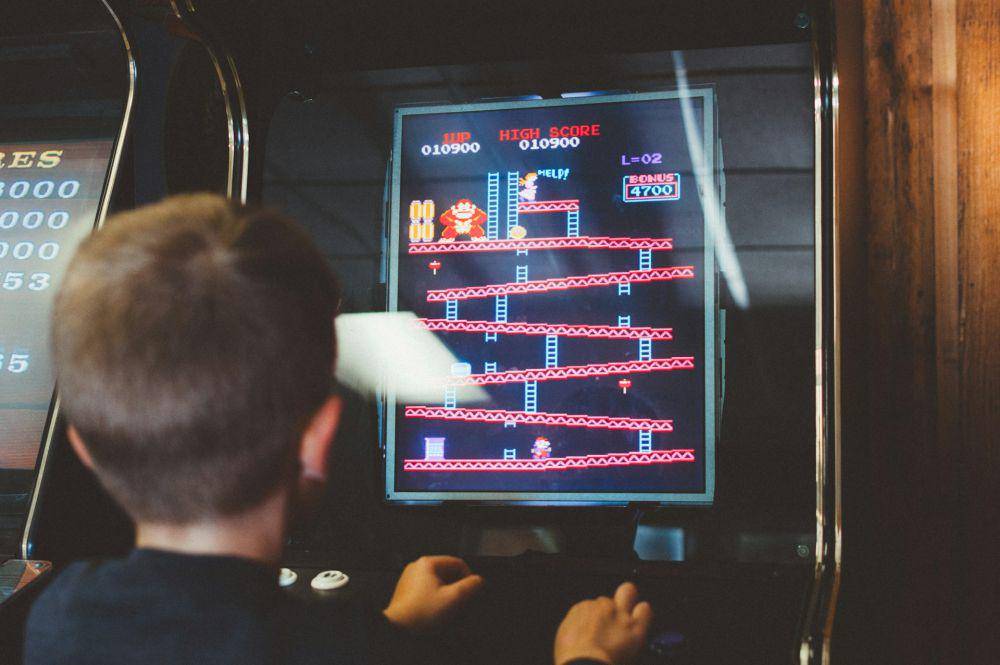 potret bermain game klasik (unsplash.com/@kellysikkema)