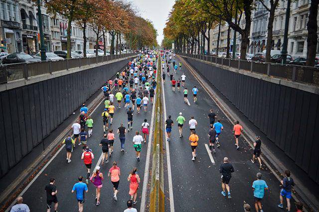 ilustrasi half marathon (unsplash.com/Mārtiņš Zemlickis)