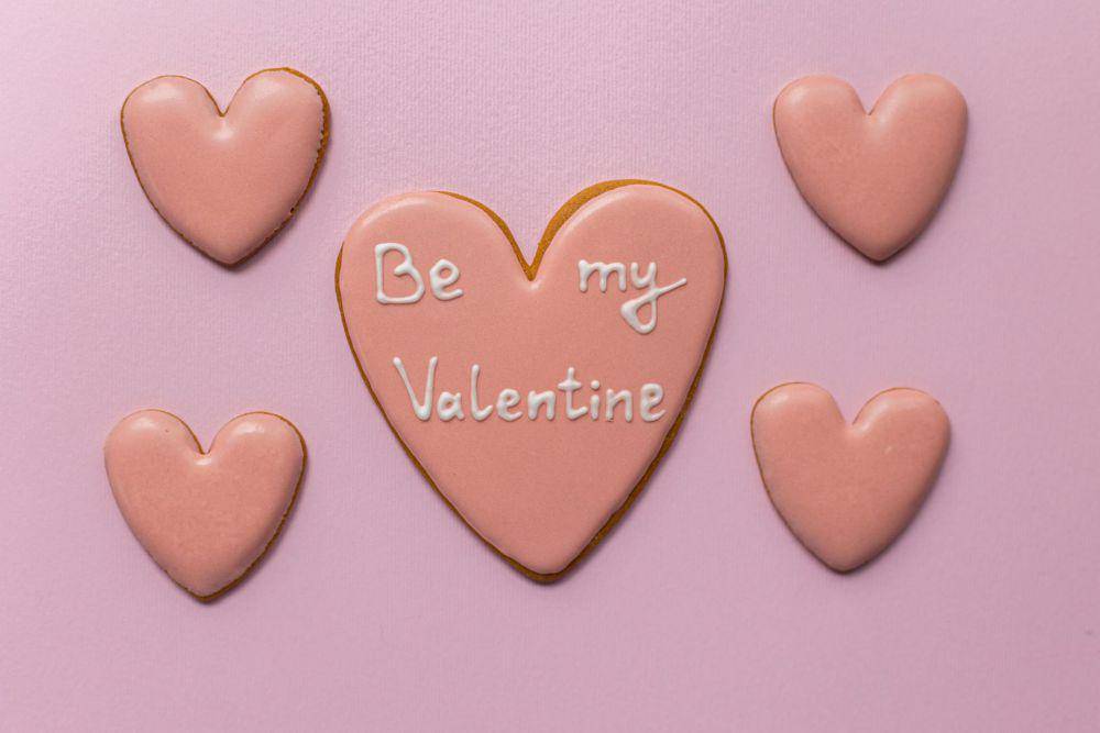 ilustrasi bentuk love bertulisan valentine (pexels.com/Monstera Production)