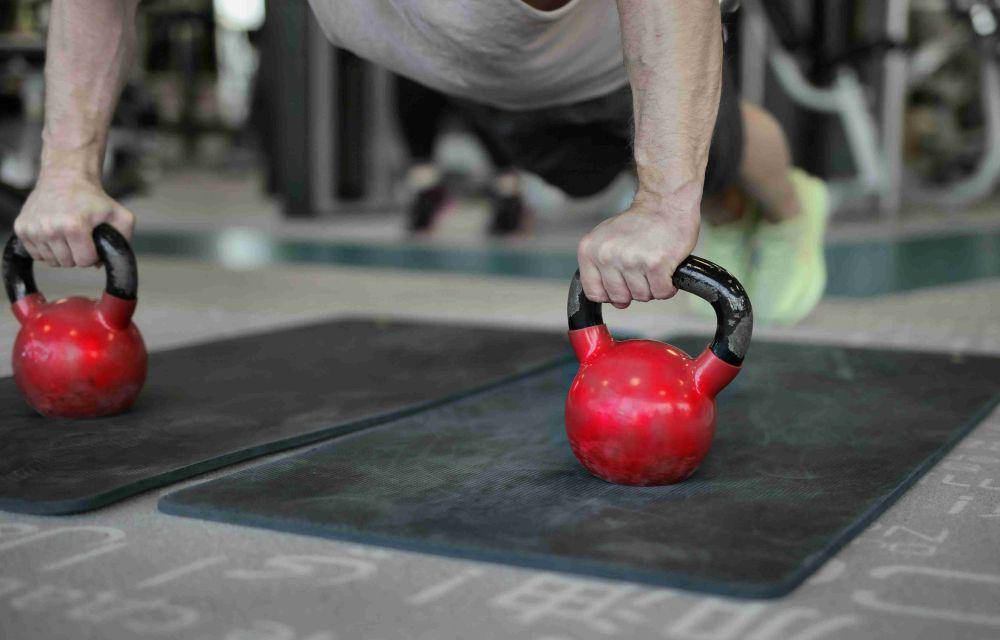 ilustrasi pria menggunakan kettlebell (pexels.com/Andrea Piacquadio)