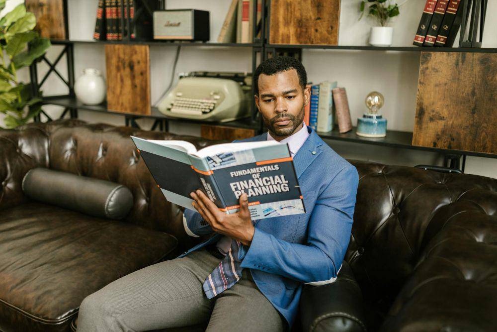 Ilustrasi membaca buku (pexels.com/RDNE Stock project)