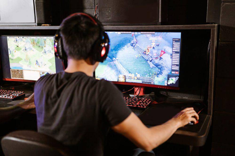 potret bermain game PC (pexels.com/@rdne)