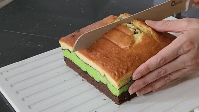 ilustrasi memotong kue (YouTube.com/Cooking with Hel)