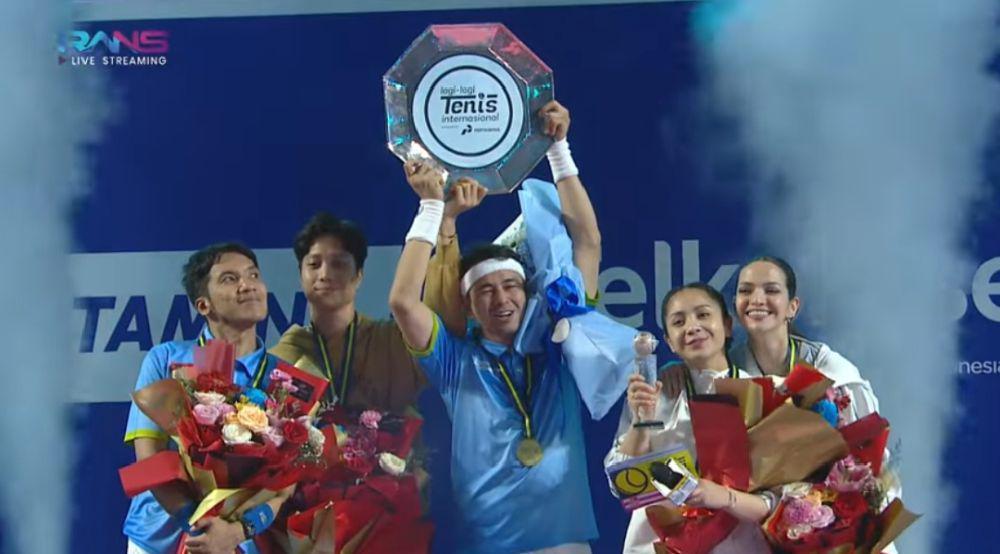 7 Potret Raffi dan Kawan-Kawan Tanding Lagi-Lagi Tenis, Jadi Juara!