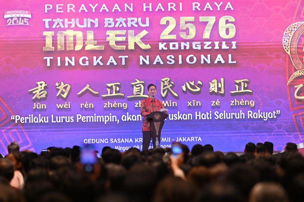 Di Perayaan Imlek, Gibran Pantun Makan Capcay Sambil Nonton Barongsai