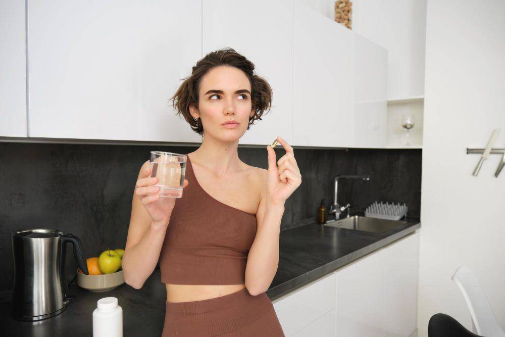 ilustrasi minum suplemen (freepik.com/benzoix)