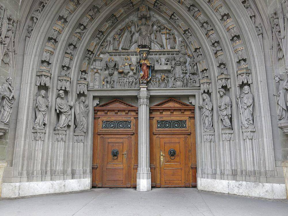 potret gerbang barat katedral dengan ornamen dekorasi di bagian tympanum yang menggambarkan St. Nicholas, sang pelindung katedral dan pengadilan terakhir (commons.wikimedia.org/Norbert Aepli)
