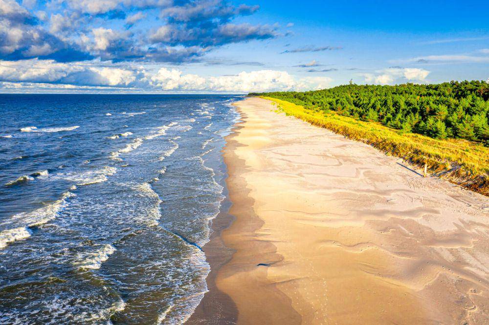 Pantai dekat desa Osieki, Polandia yang menghadap ke Laut Baltik. (cycling-holiday.com)