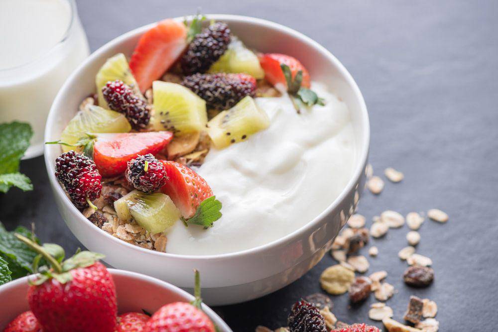 ilustrasi salad buah dengan yogurt (freepik.com/jcomp)