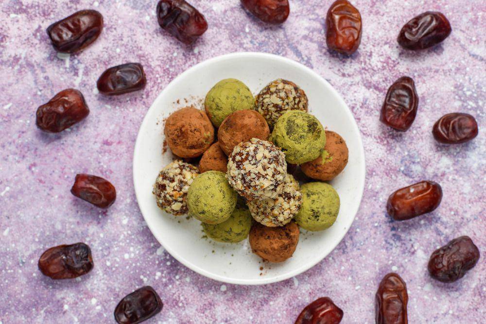 ilustrasi energy balls kurma (freepik.com/azerbaijan stockers)