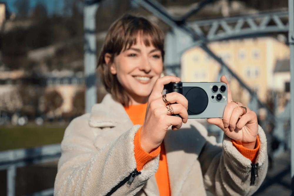 Leica Rilis Aksesori LUX Grip, Sulap iPhone Jadi Kamera Leica