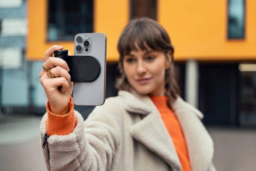 Leica LUX Grip ketika dioperasikan seakan mirip seperti kamera profesional (leica-camera.com)