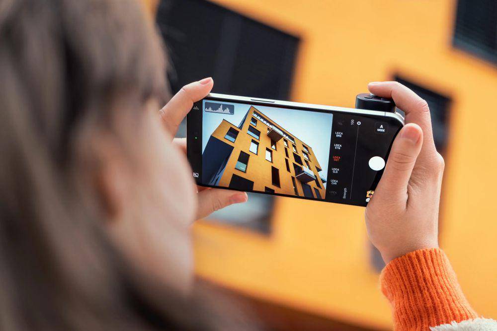 Leica LUX Grip sudah terintegrasi langsung dengan aplikasi Leica LUX App (leica-camera.com)