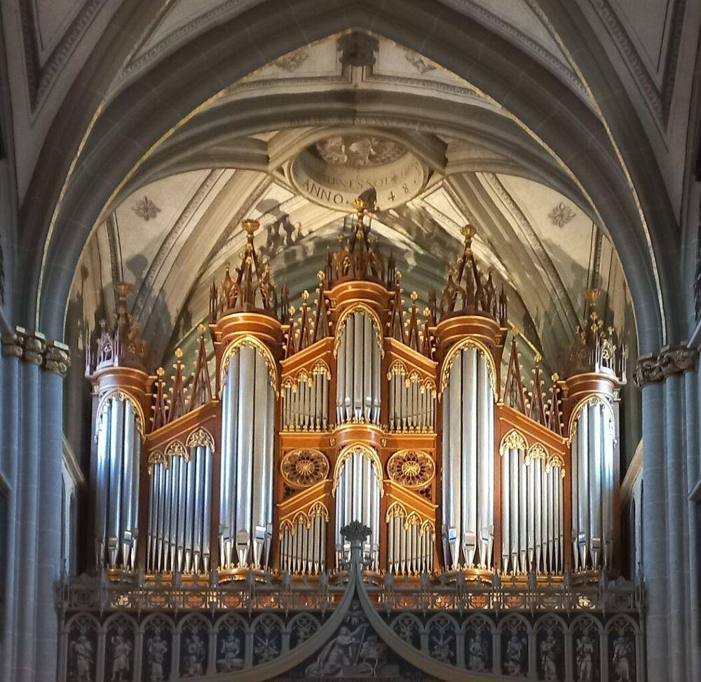 potret instrumen pipe organ Katedral St. Nicholas, Fribourg, yang merupakan salah satu organ terbaik di Eropa (commons.wikimedia.org/Martin Thurnherr)