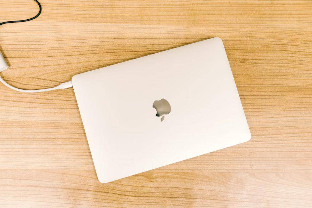 MacBook (unsplash.com/Masaaki Komori)