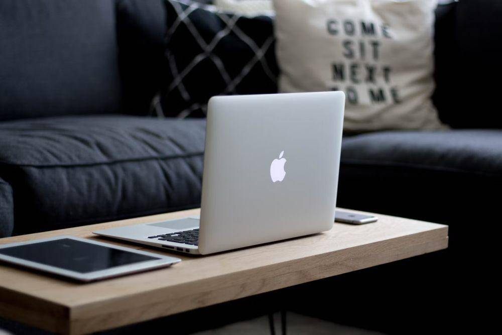 MacBook (unsplash.com/Ruthson Zimmerman)