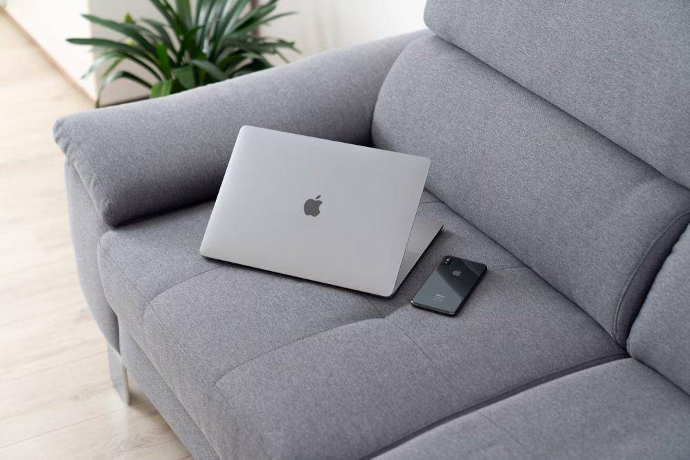 MacBook (unsplash.com/Nikolay)