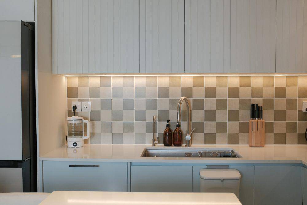 Ilustrasi dapur berwarna sky blue (unsplash.com/Huy Phan)