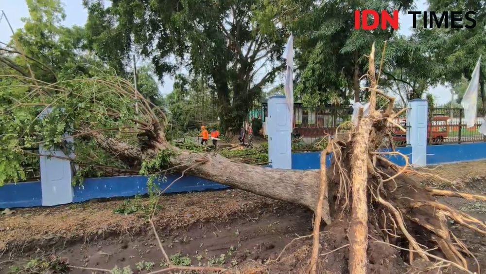 Puting Beliung Merusak Taman Ria Iswahjudi Park 2 Magetan