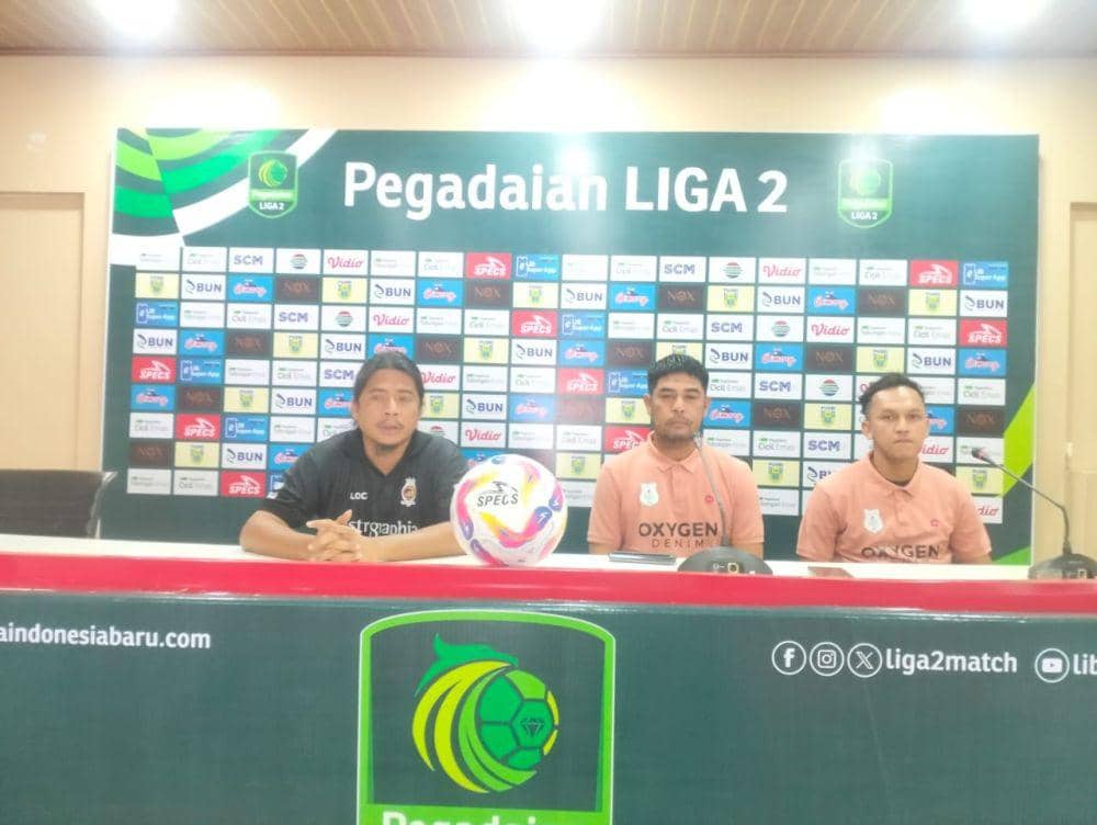 Pelatih PSMS Nil Maizar (tengah) bersama kapten Rachmad Hidayat (kanan) (dok.istimewa)