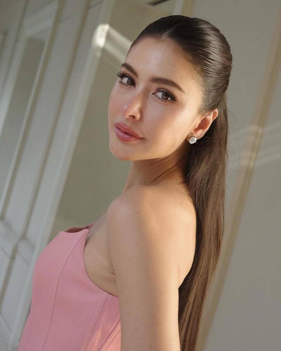 potret ide gaya rambut dewasa yang elegan ala Sririta Jensen (instagram.com/sriritajensen)