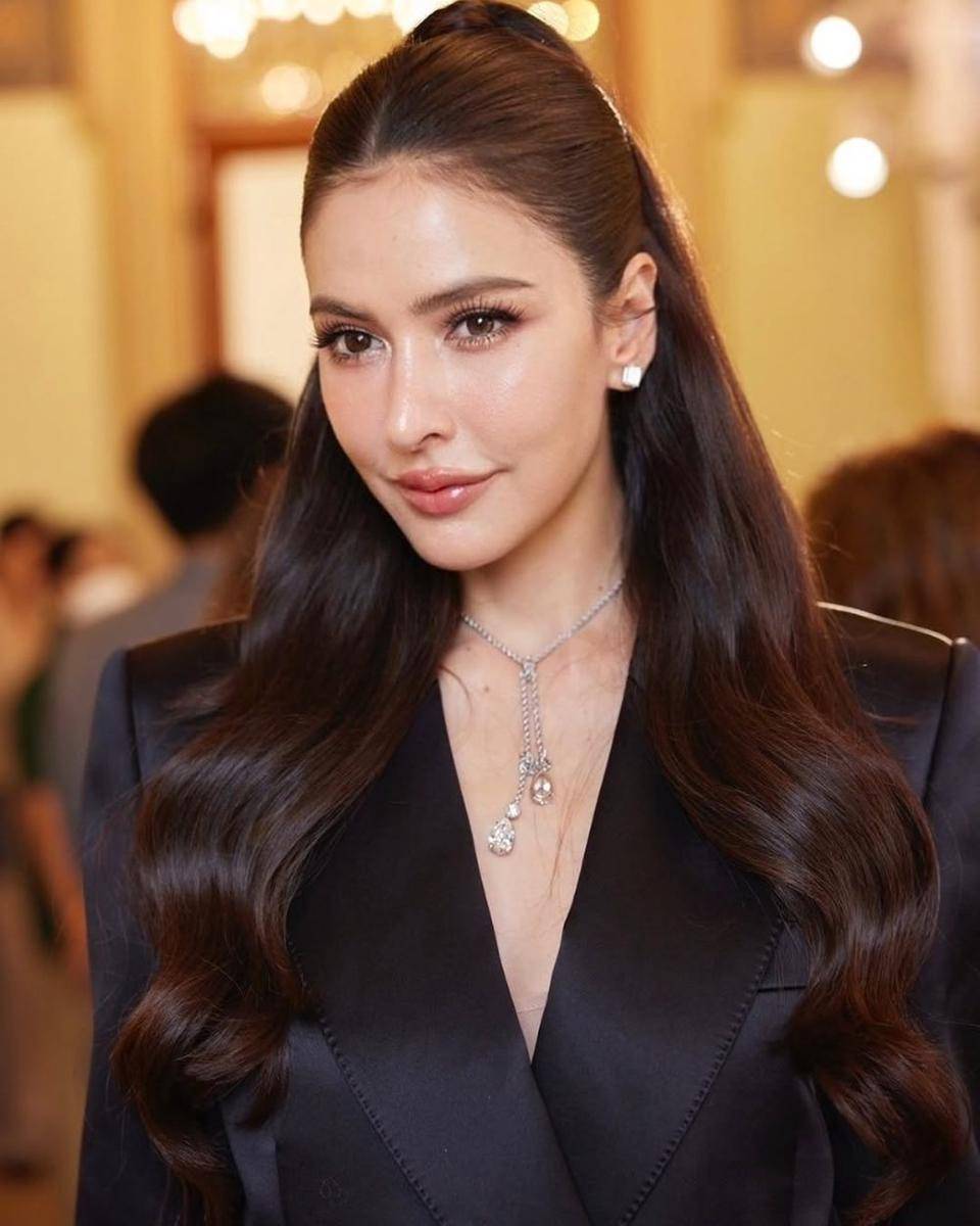 potret ide gaya rambut dewasa yang elegan ala Sririta Jensen (instagram.com/sriritajensen)