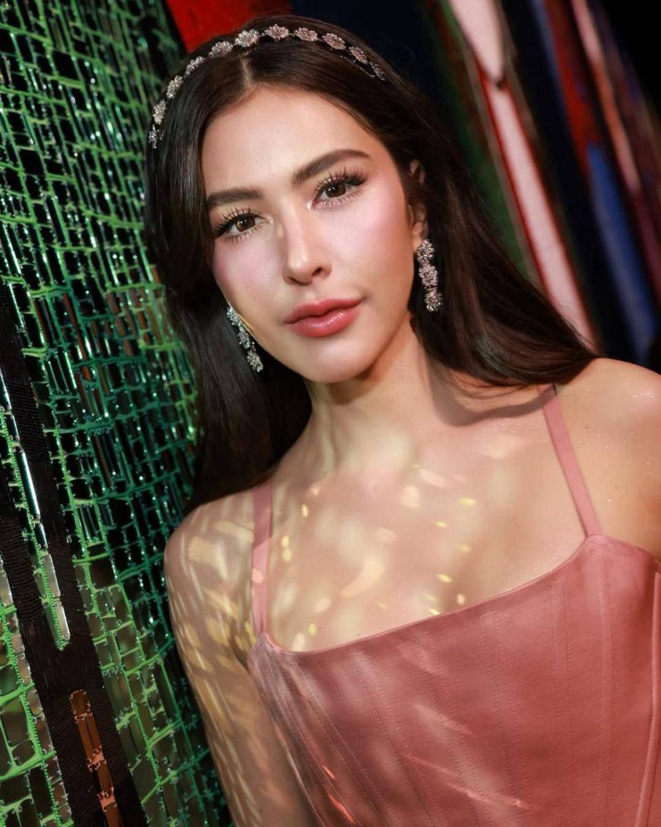 potret ide gaya rambut dewasa yang elegan ala Sririta Jensen (instagram.com/sriritajensen)