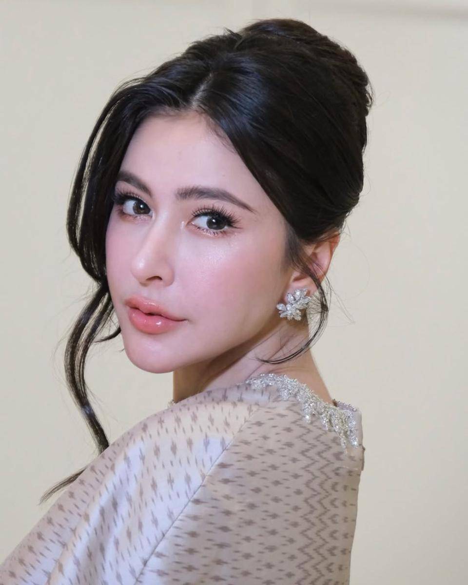 potret ide gaya rambut dewasa yang elegan ala Sririta Jensen (instagram.com/sriritajensen)