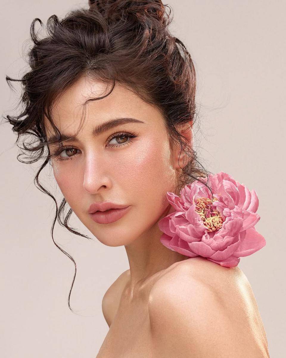 potret ide gaya rambut dewasa yang elegan ala Sririta Jensen (instagram.com/sriritajensen)
