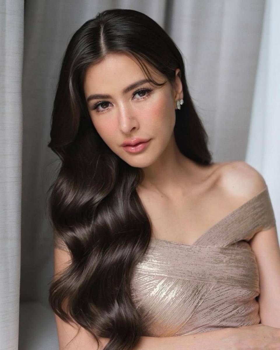 potret ide gaya rambut dewasa yang elegan ala Sririta Jensen (instagram.com/sriritajensen)