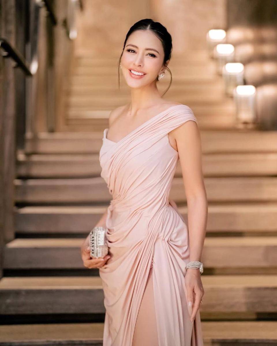 potret ide gaun pesta beraksen glamor yang menawan ala Sririta Jensen