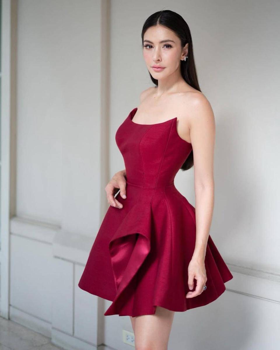 potret ide gaun pesta beraksen glamor yang menawan ala Sririta Jensen