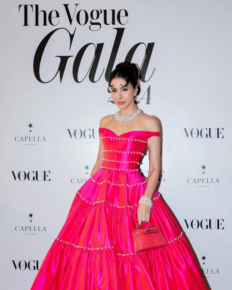 potret ide gaun pesta beraksen glamor yang menawan ala Sririta Jensen