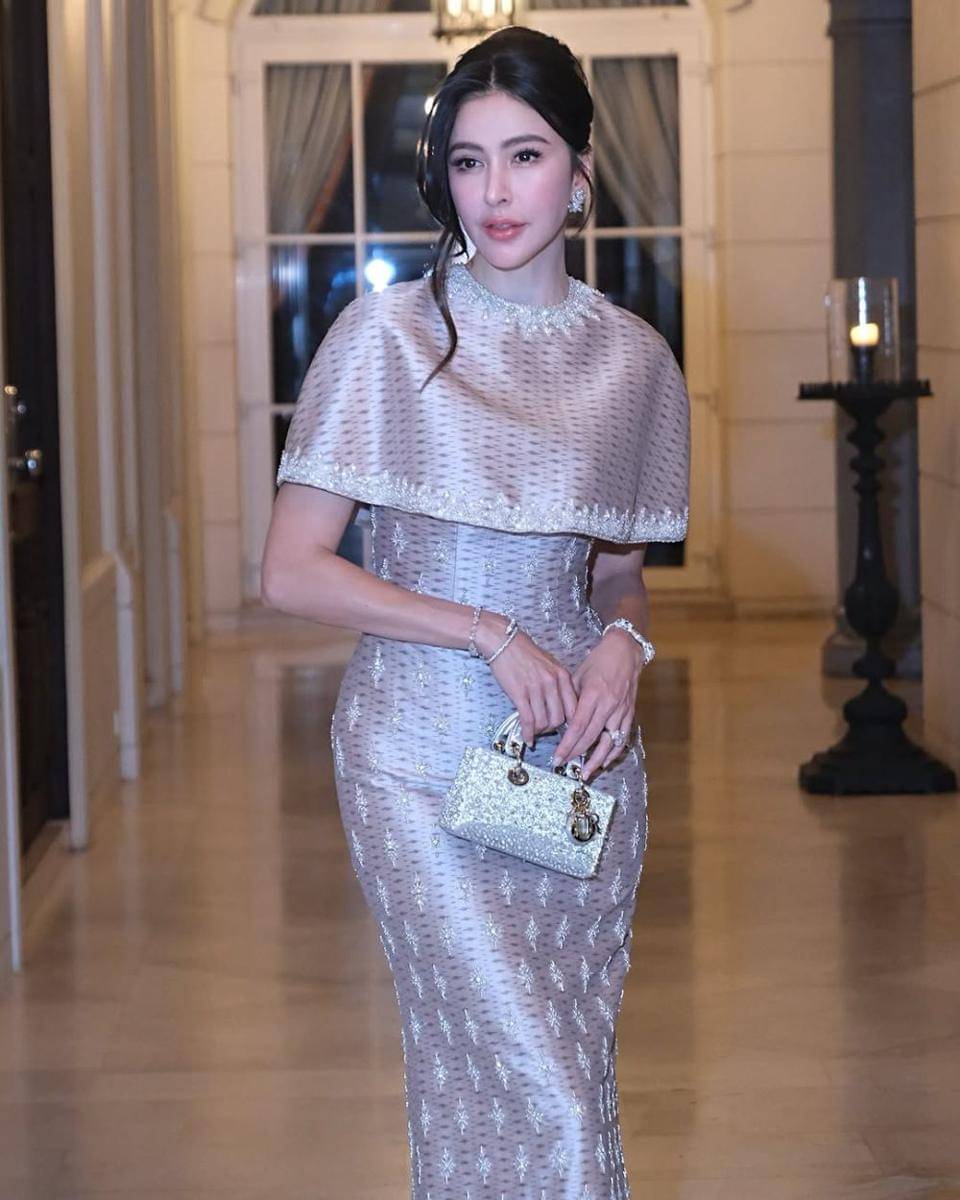 potret ide gaun pesta beraksen glamor yang menawan ala Sririta Jensen