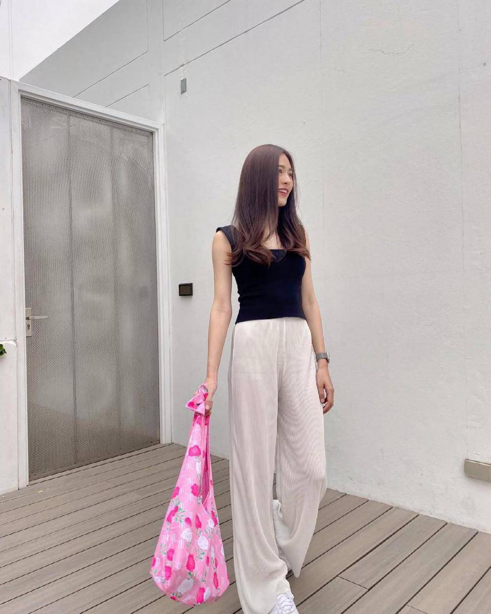 potret ide OOTD hangout yang casual look ala Lingling Kwong (instagram.com/linglingkwong)