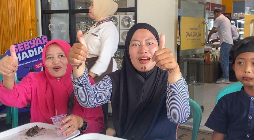 Intip Keseruan Warga Sukabumi Lomba Makan Cokelat Lumer di Akhir Pekan